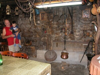 Unuk Hrvoje u naručju svoga djeda na ognjištu pradjedova Unuk Hrvoje u naručju svoga djeda na ognjištu pradjedova