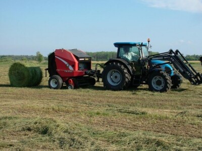 Tijekom posljednjih godina Ante je uložio i u kupovinu potrebne poljoprivredne mehanizacije Tijekom posljednjih godina Ante je uložio i u kupovinu potrebne poljoprivredne mehanizacije