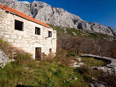 Urušena kamena kuća i gumno u Starom selu Jesenice