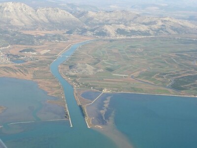 Pogled iz zraka na ušće Neretve odakle se probija klin slane morske vode koritom rijeke Pogled iz zraka na ušće Neretve odakle se probija klin slane morske vode koritom rijeke