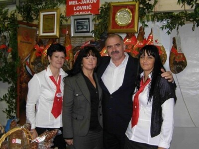 Jakov Lovrić za zaposlenicama svoje tvrtke