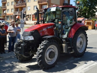 Utrka traktorima na Festivalu graševine 2014. u Kutjevu