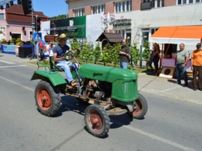 Utrka traktorima na Festivalu graševine 2014. u Kutjevu