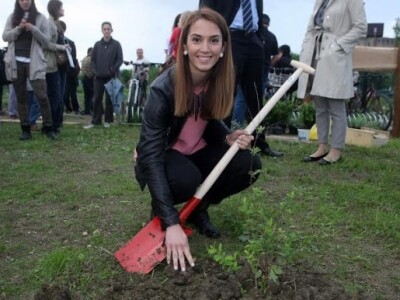 Martina Zubičić u akciji Urbani vrtovi u Sesvetama Martina Zubičić u akciji Urbani vrtovi u Sesvetama