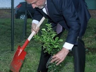 Milan Bandić u akciji Urbani vrtovi u Sesvetama Milan Bandić u akciji Urbani vrtovi u Sesvetama