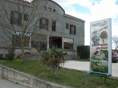 Reklamni pano o ružičnjaku i prodaji ruža Tea Klapirića