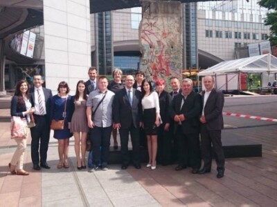 Sa zastupnikom Davorom Ivanom Stierom ispred Europskog parlamenta