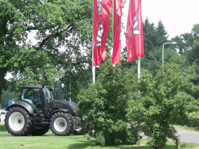 Iza svakog žbuna doslovce je virila po jedna Valtra