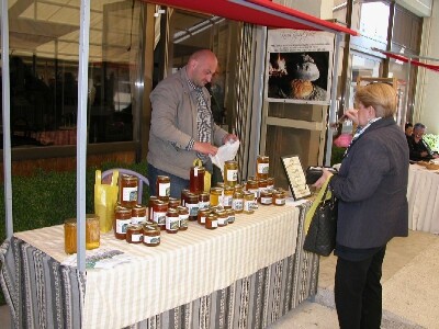 Pčelar Marunica za štandom svojih proizvoda