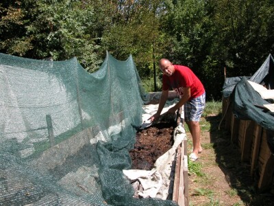 Vedran Pezelj pokazuje proizvodnju humusa u jednom od više bazena svog OPG-a