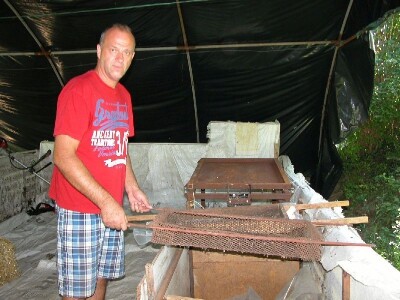 Vedran Pezelj pokazuje prosijavanje humusa