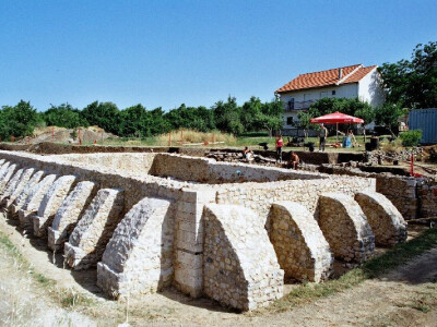 Velika rimska građevina na Gardunu poviše Trilja - iznimno značajan arheološki lokalitet Velika rimska građevina na Gardunu poviše Trilja - iznimno značajan arheološki lokalitet