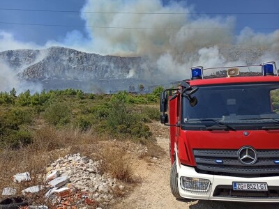 Veliki požar kod Kaštel Sućurca: gorjela borova šuma