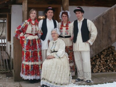 Obitelj Veselić u tradicionalnim nošnjama