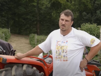 Voditelji poljoprivrednih emisija iza i ispred kamere