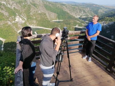 Voditelji poljoprivrednih emisija iza i ispred kamere