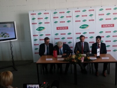 Trenutak potpisivanja ugovora