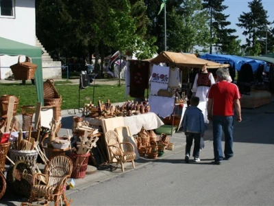 Ispred škole