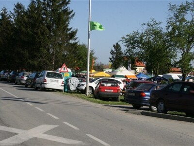 Puno automobila = dobra posjeta