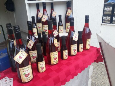 Vino od višnje Bele Saulića iz Bajmoka kraj Subotice Vino od višnje Bele Saulića iz Bajmoka kraj Subotice
