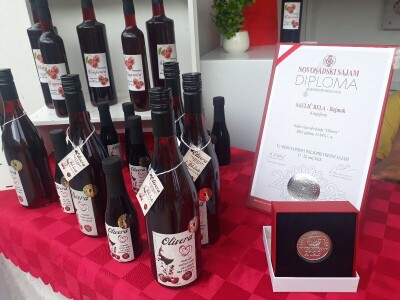 Vino od višnje Bele Saulića iz Bajmoka kraj Subotice Vino od višnje Bele Saulića iz Bajmoka kraj Subotice