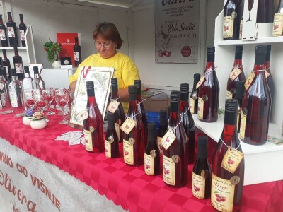 Vino od višnje Bele Saulića iz Bajmoka kraj Subotice Vino od višnje Bele Saulića iz Bajmoka kraj Subotice