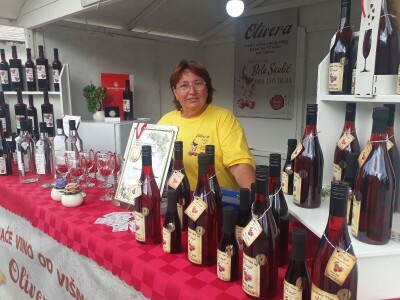 Vino od višnje Bele Saulića iz Bajmoka kraj Subotice Vino od višnje Bele Saulića iz Bajmoka kraj Subotice
