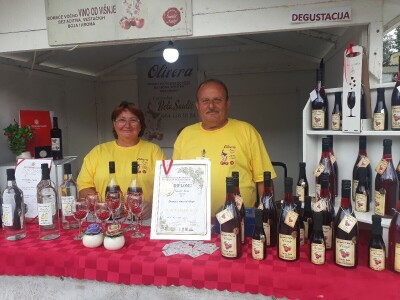 Vino od višnje Bele Saulića iz Bajmoka kraj Subotice Vino od višnje Bele Saulića iz Bajmoka kraj Subotice