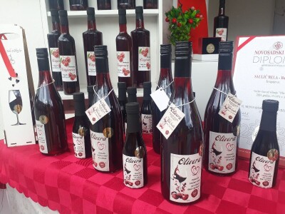 Vino od višnje Bele Saulića iz Bajmoka kraj Subotice Vino od višnje Bele Saulića iz Bajmoka kraj Subotice