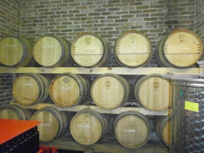 U dijelu podruma su drvene bačve