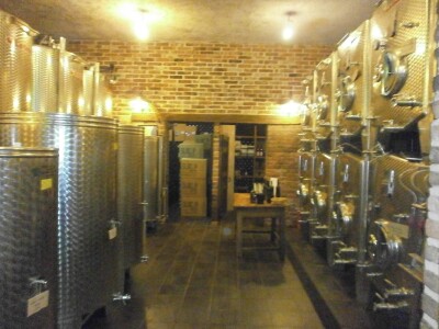 Unutrašnjost vinarije s inox posudama