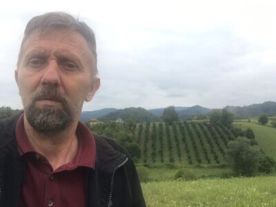 Vladan Jovanović - prvi proizvođač lešnika iz Malog Zvornika Vladan Jovanović - prvi proizvođač lešnika iz Malog Zvornika