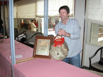 Vlado Prančić i njegov pršut na 9 . sajmu u Sinju