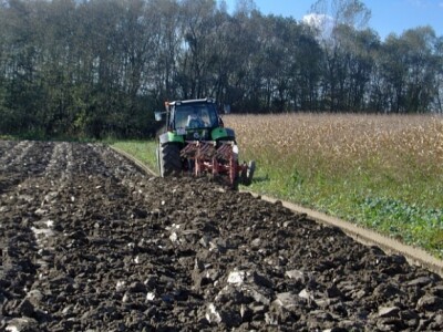 Neda se vlaga, ali ne daju se niti poljoprivrednici