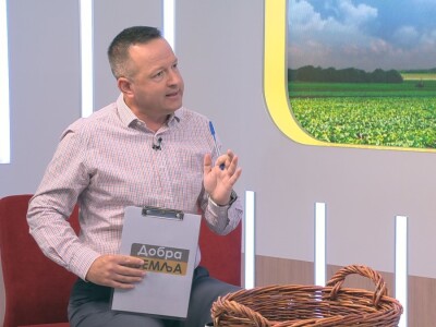 Voditelji poljoprivrednih emisija iza i ispred kamere