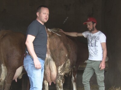 Voditelji poljoprivrednih emisija iza i ispred kamere