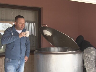 Voditelji poljoprivrednih emisija iza i ispred kamere