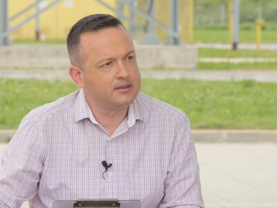 Voditelji poljoprivrednih emisija iza i ispred kamere