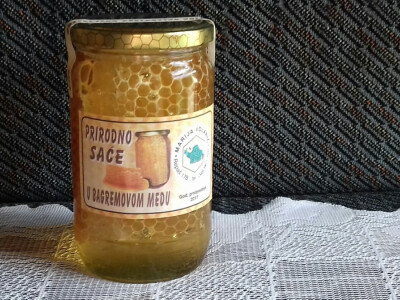 Prodaju i prirodno saće u bagramovu medu
