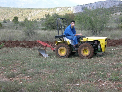 Mladi vozač Ante Liović ore i priprema zemljište za sadnju 6.000 mladih sadnica smilja - u Vučipolju ponad Perućkog jezera Mladi vozač Ante Liović ore i priprema zemljište za sadnju 6.000 mladih sadnica smilja - u Vučipolju ponad Perućkog jezera