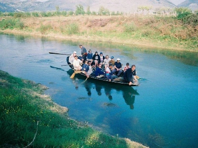 Turisti uživaju u vožnji lađom u Matici kroz Vrgoračko-neretvansko polje