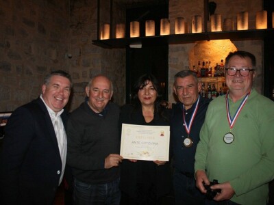 MAŠKOVIĆA HAN - Dunja i Ante Gotovina preuzeli zlatna  odličja za svoje maslinovo ulje MAŠKOVIĆA HAN - Dunja i Ante Gotovina preuzeli zlatna  odličja za svoje maslinovo ulje