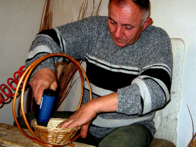 Zoran Antić izrađuje korpu od pruća foto Biljana Nenković