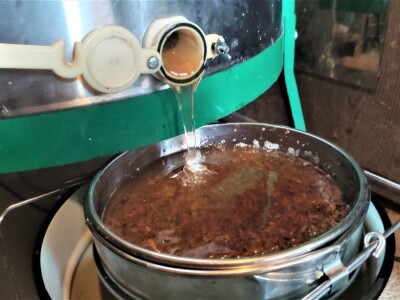 Vrcanje bagremovog meda