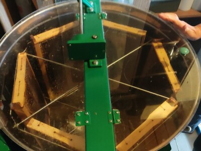 Vrcanje bagremovog meda