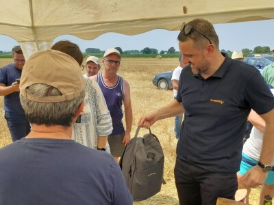 Vršidba i vaganje pokusa BC pšenica u Tomašancima