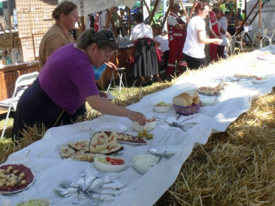 Žetveni doručak na slami