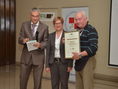 Ravnateljica HPA Marija Vukobratović dodjeljuje nagrade i priznanja najboljim kozarima i ovčarima