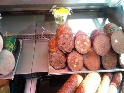 Proizvode 28 vrsta salama i kobasica Proizvode 28 vrsta salama i kobasica