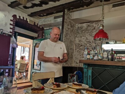 Za i protiv: Treba li naplaćivati maslinovo ulje u restoranima? Za i protiv: Treba li naplaćivati maslinovo ulje u restoranima?